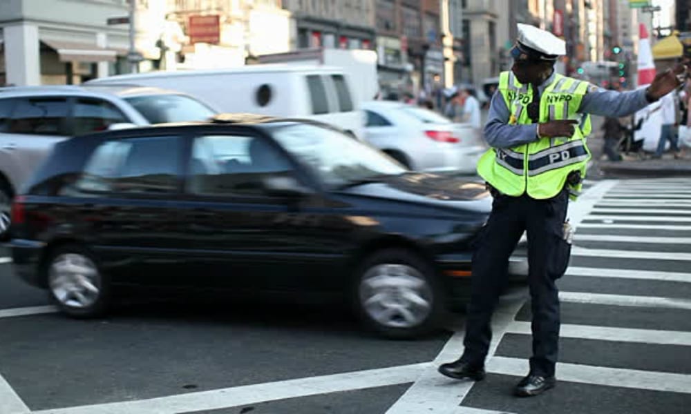 Un vigile decisamente diverso dal solito… [VIDEO]