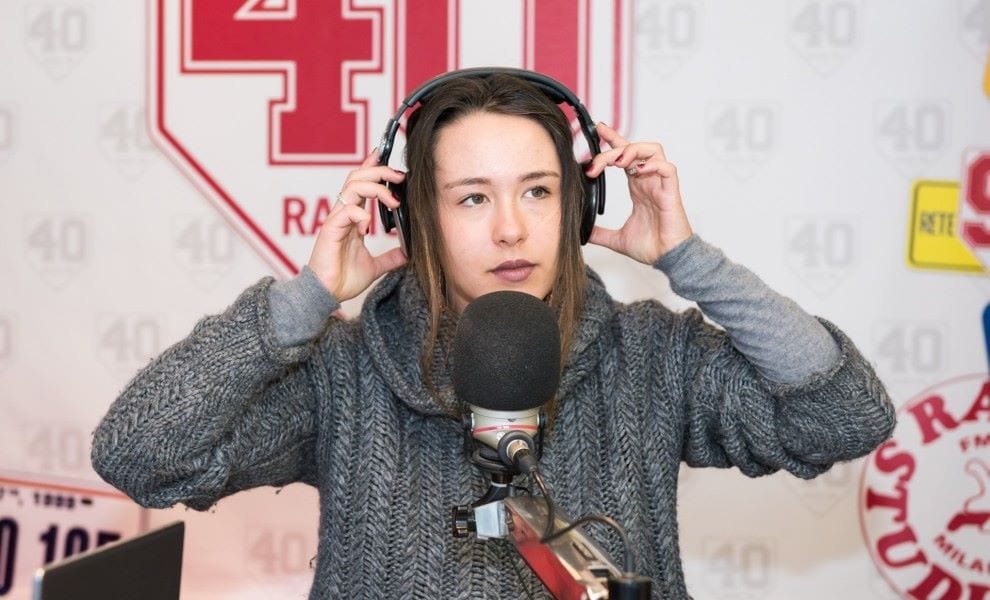 Aurora Ramazzotti e l' imitazione del padre Eros a Radio 105 [VIDEO]