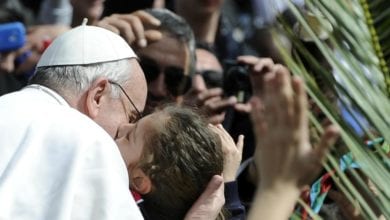 Bimba “ruba” la papalina a Papa Francesco [VIDEO]