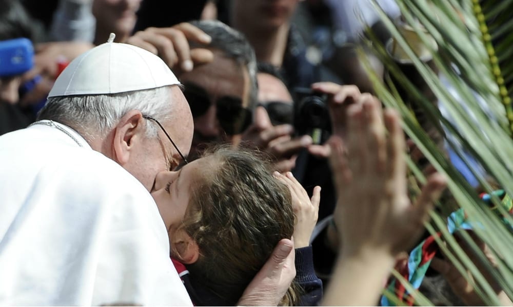 Bimba “ruba” la papalina a Papa Francesco [VIDEO]