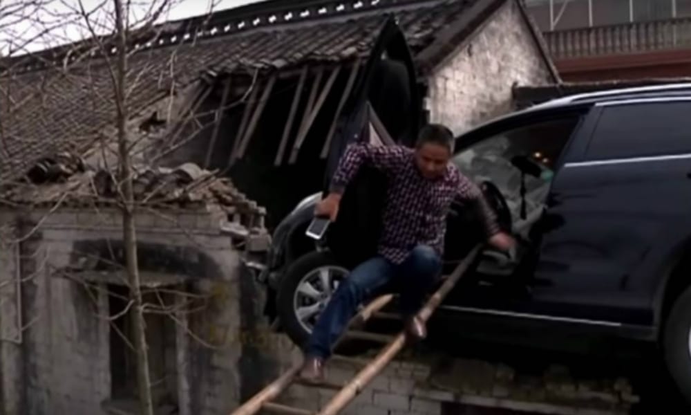 Il SUV va fuori strada e... prende il volo [VIDEO]