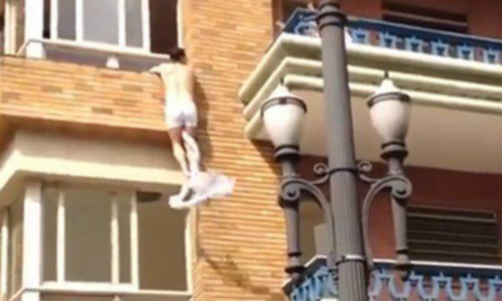 Amante scappa dalla finestra [VIDEO]