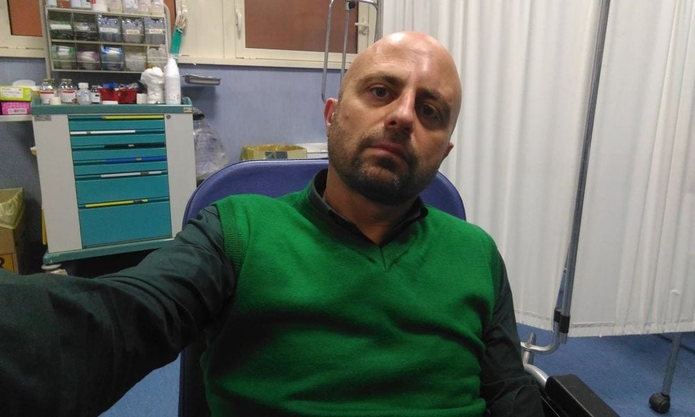 Luca Abete aggredito a Caserta: le immagini shock a Striscia la Notizia [VIDEO]