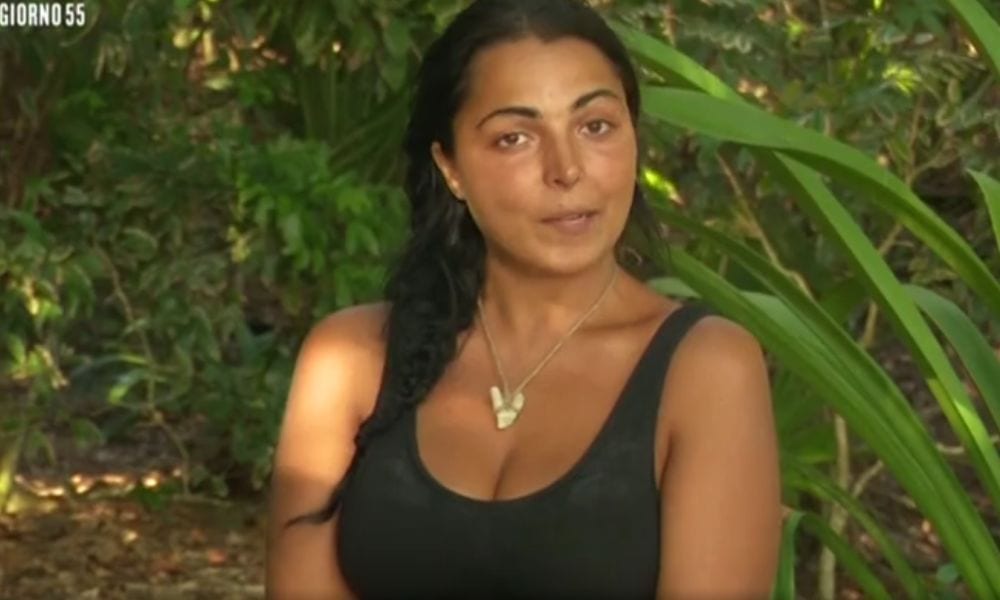 L'Isola dei Famosi, Nancy e Simone mangiano un pollo da soli: furia Samantha De Grenet [VIDEO]