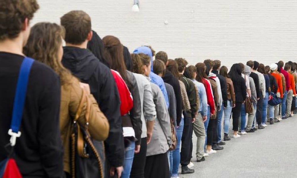 Salta la fila e la punizione non tarda ad arrivare [VIDEO]