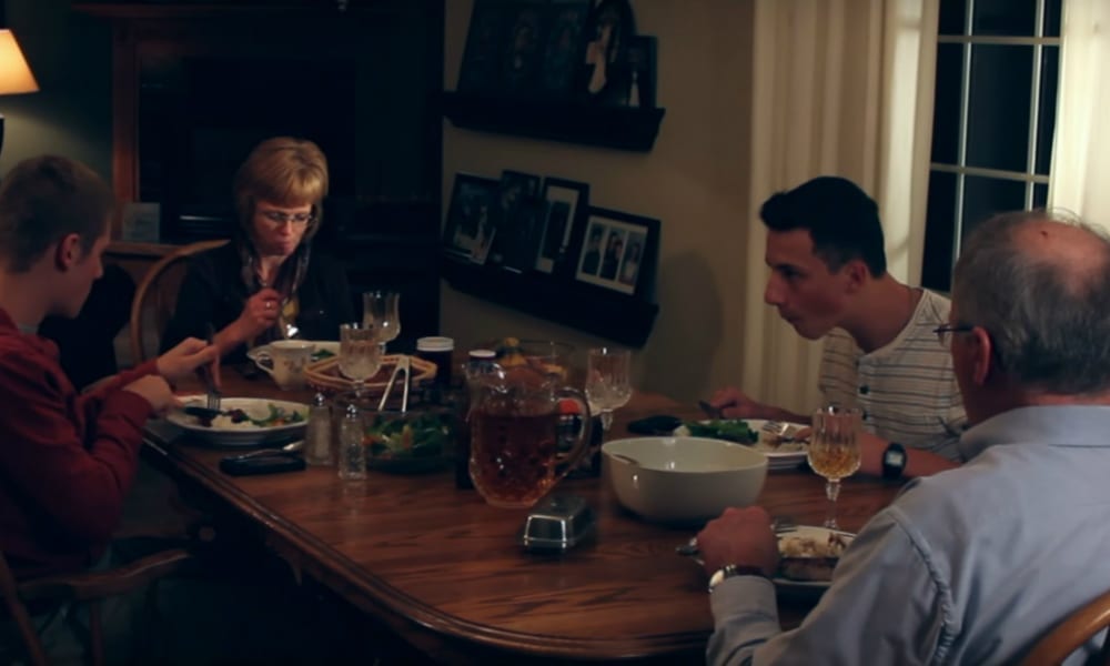 I figli sono schiavi dello Smartphone. La reazione del padre li lascia senza parole [VIDEO]