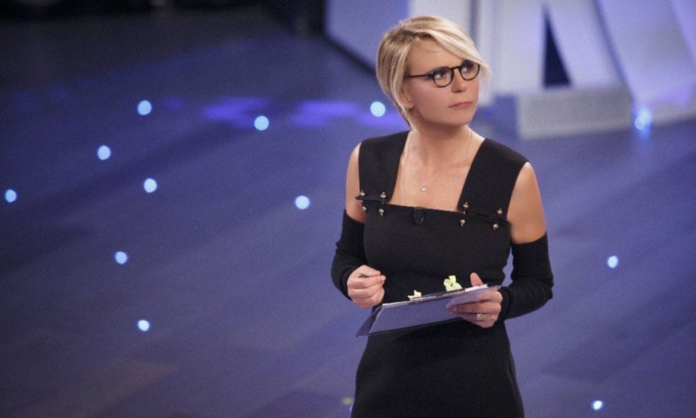 Maria De Filippi chiude C'è posta per te con frecciatina: "In Rai si sta bene, ma..." [VIDEO]