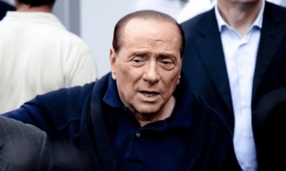 Paura per Berlusconi: cade e sbatte la testa. Ecco cos'è accaduto