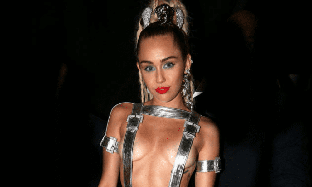 Miley Cyrus completamente nuda online: la star vittima degli hacker