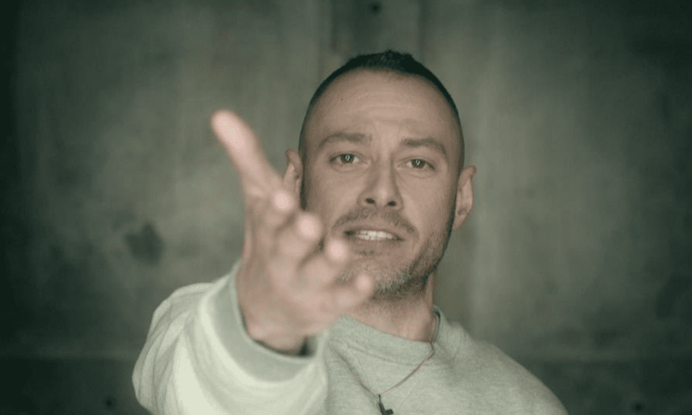 Fabri Fibra shock: "Sette canne a notte, sennò non dormo"