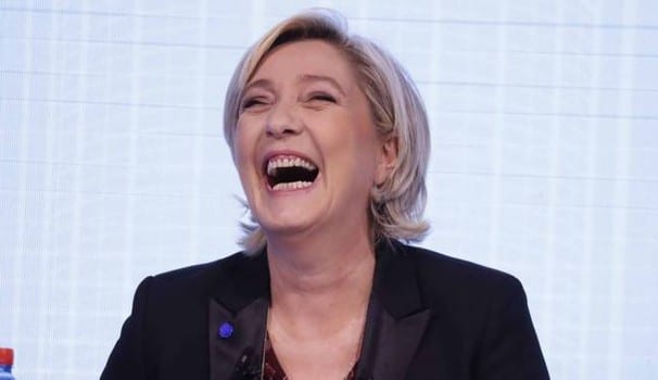 Dopo la sconfitta alle presidenziali Marine Le Pen si scatena in discoteca [VIDEO]