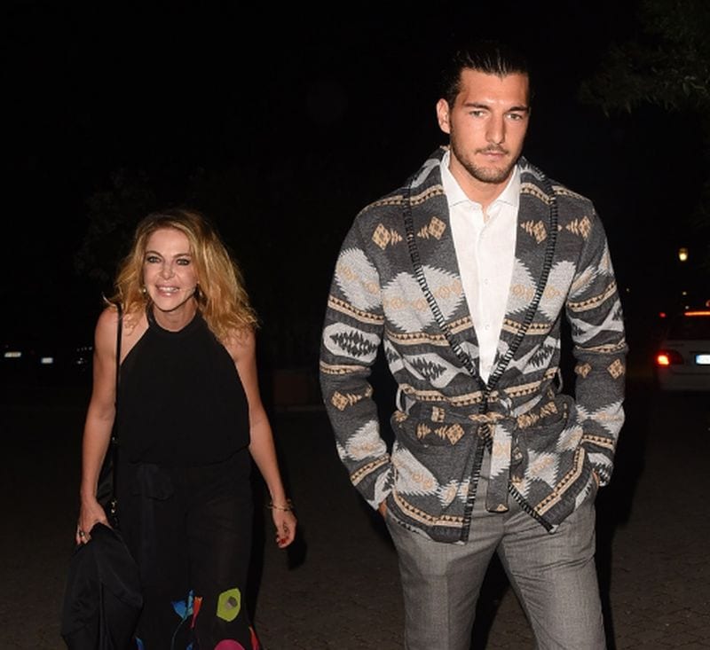 Claudia Gerini hot nella prima uscita pubblica con Andrea Preti: immagini del lato B virali [FOTO]