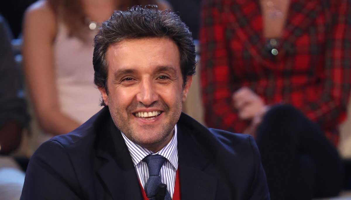 Flavio Insinna "insulta i concorrenti di Affari tuoi": il servizio shock a Striscia la Notizia [VIDEO]