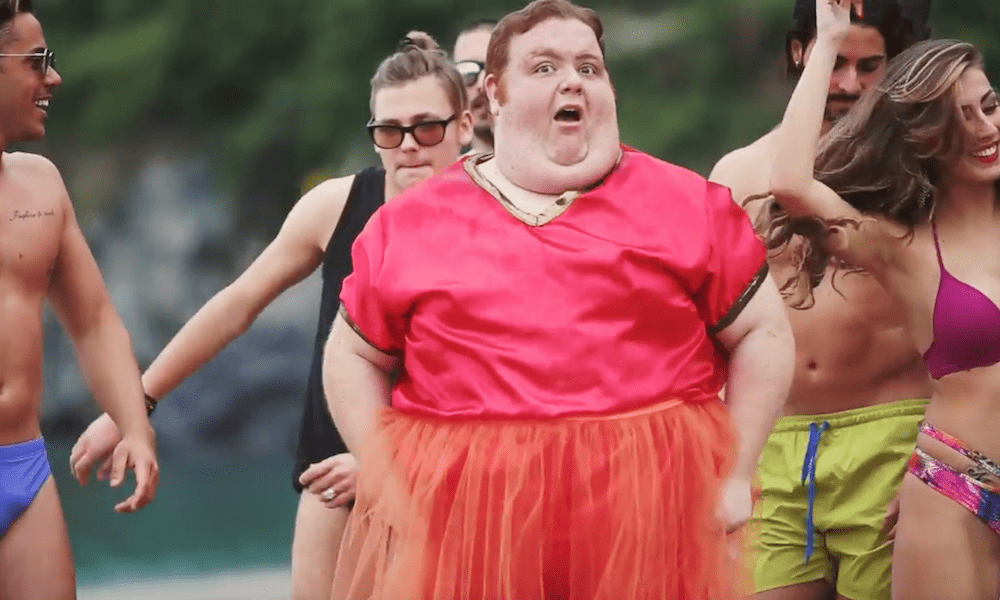 Francesco Nozzolino lancia la sua hit trash per l'estate. Il web impazzisce per Ciaone [VIDEO]