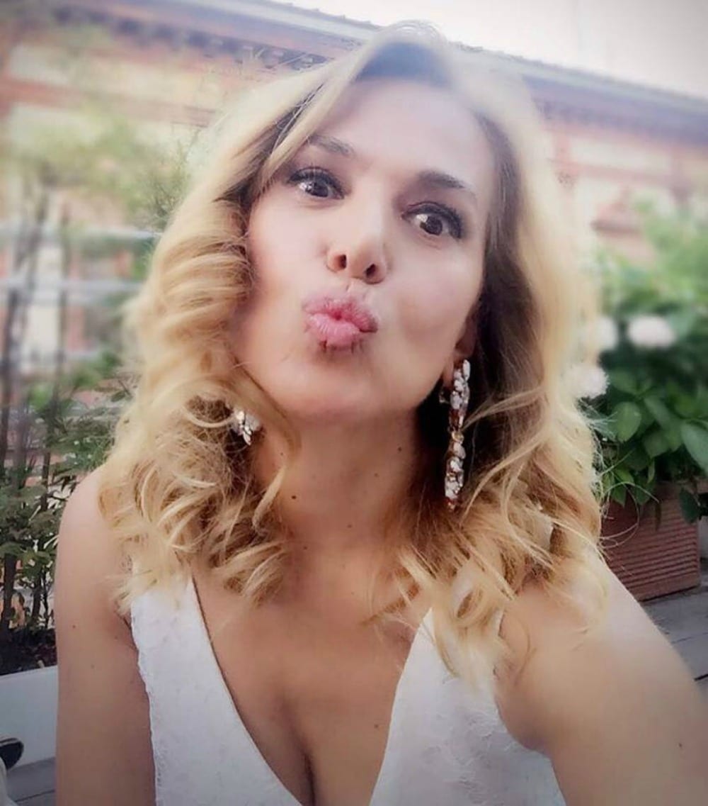 Barbara D'Urso si gode le vacanze ballando [VIDEO]