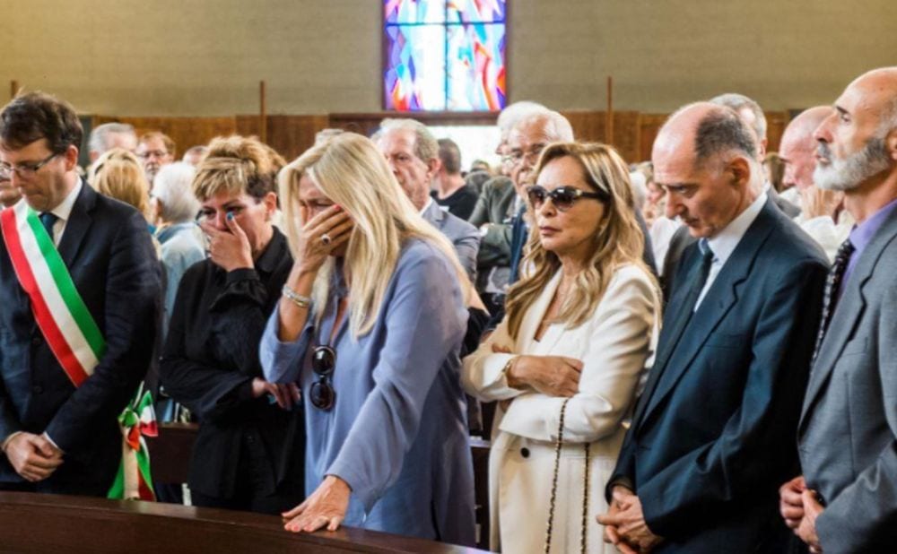 Paolo Limiti: Mara Venier in lacrime ai funerali, tutti i vip presenti [VIDEO]