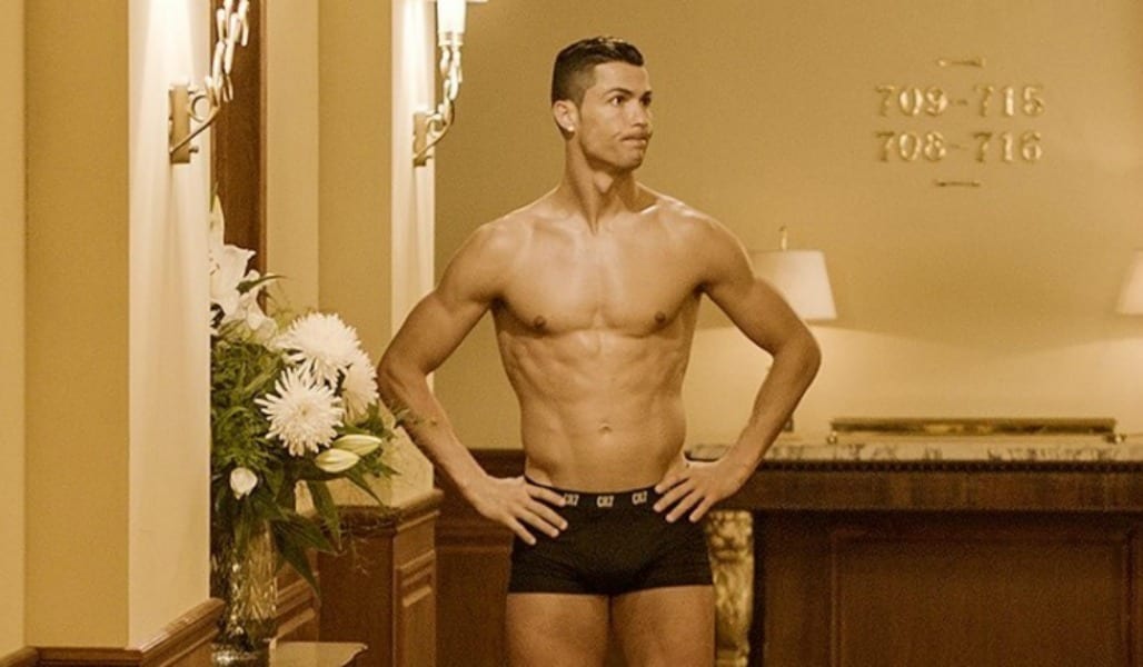 Cristiano Ronaldo in mutande fuori dalla camera d'albergo: tutta la verità [VIDEO]