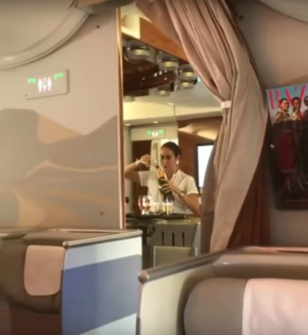 Hostess versa lo champagne avanzato nella bottiglia: le immagini shock riprese da un passeggero [VIDEO]