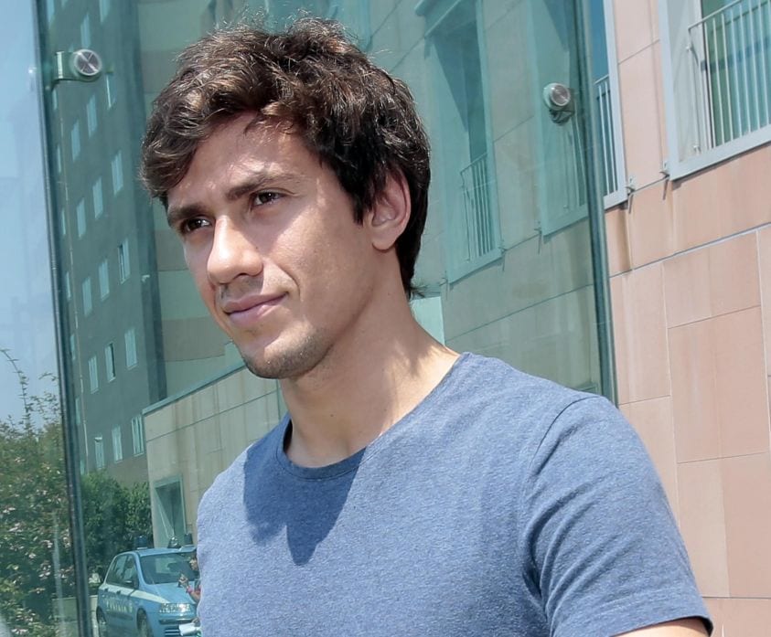 Luigi Berlusconi e il bacio all'amico: la reazione di papà Silvio