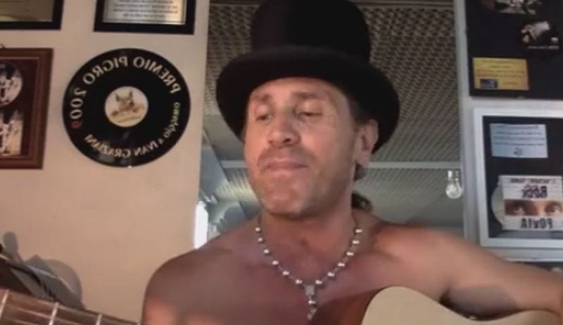 Povia, canzone shock contro gli immigrati: "Mentre fissi il lampadario ti fregano il salario" [VIDEO]