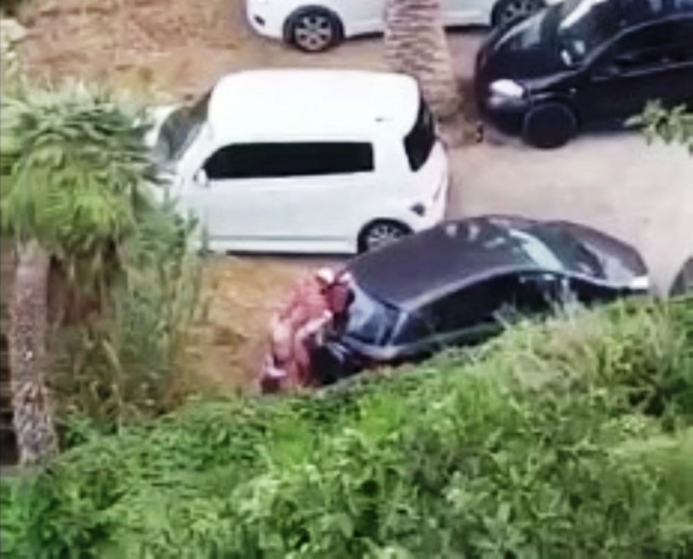 Coppia fa sesso in pubblico durante la festa del paese: amanti focosi paralizzano la manifestazione [FOTO e VIDEO]