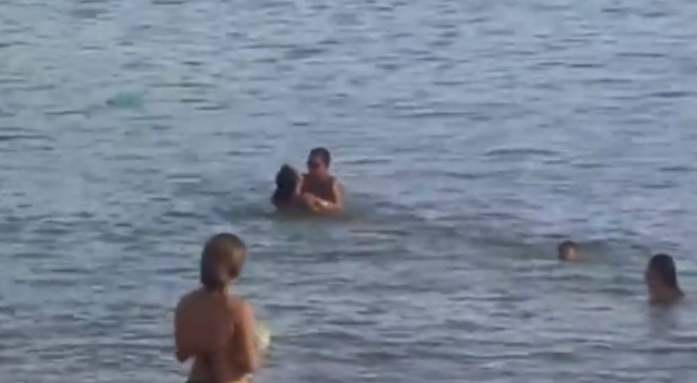 Sesso in mare circondati da mamme e bambini: il finale che lascia tutti a bocca aperta [VIDEO]