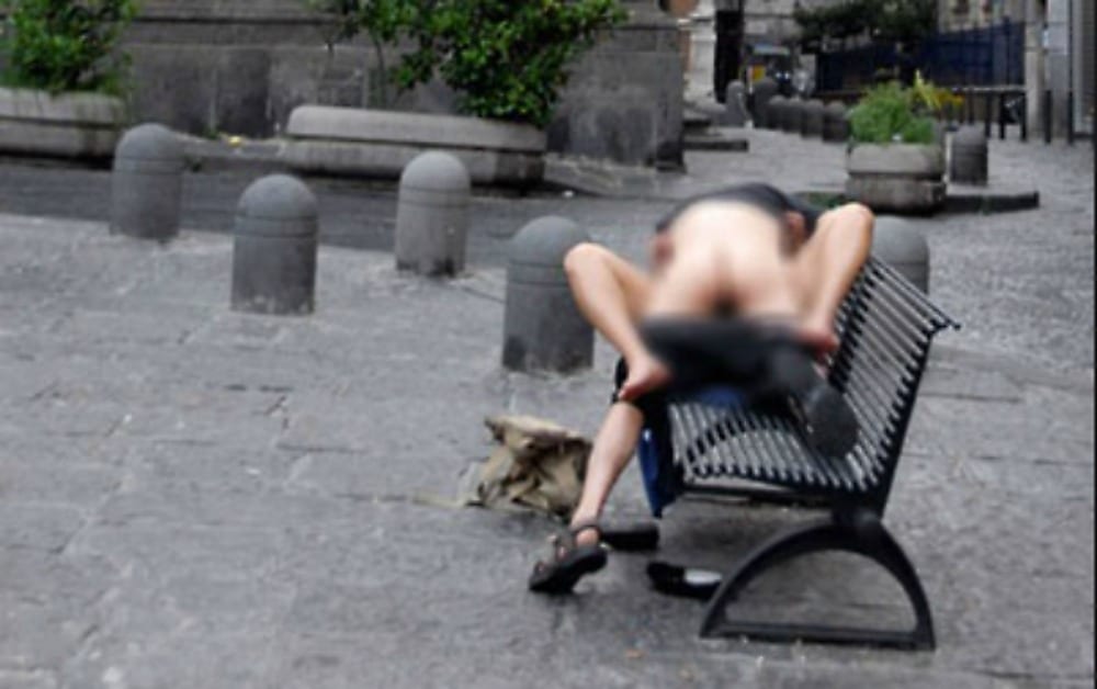 Coppia fa sesso in strada: gli amanti focosi generano il traffico paralizzando la città