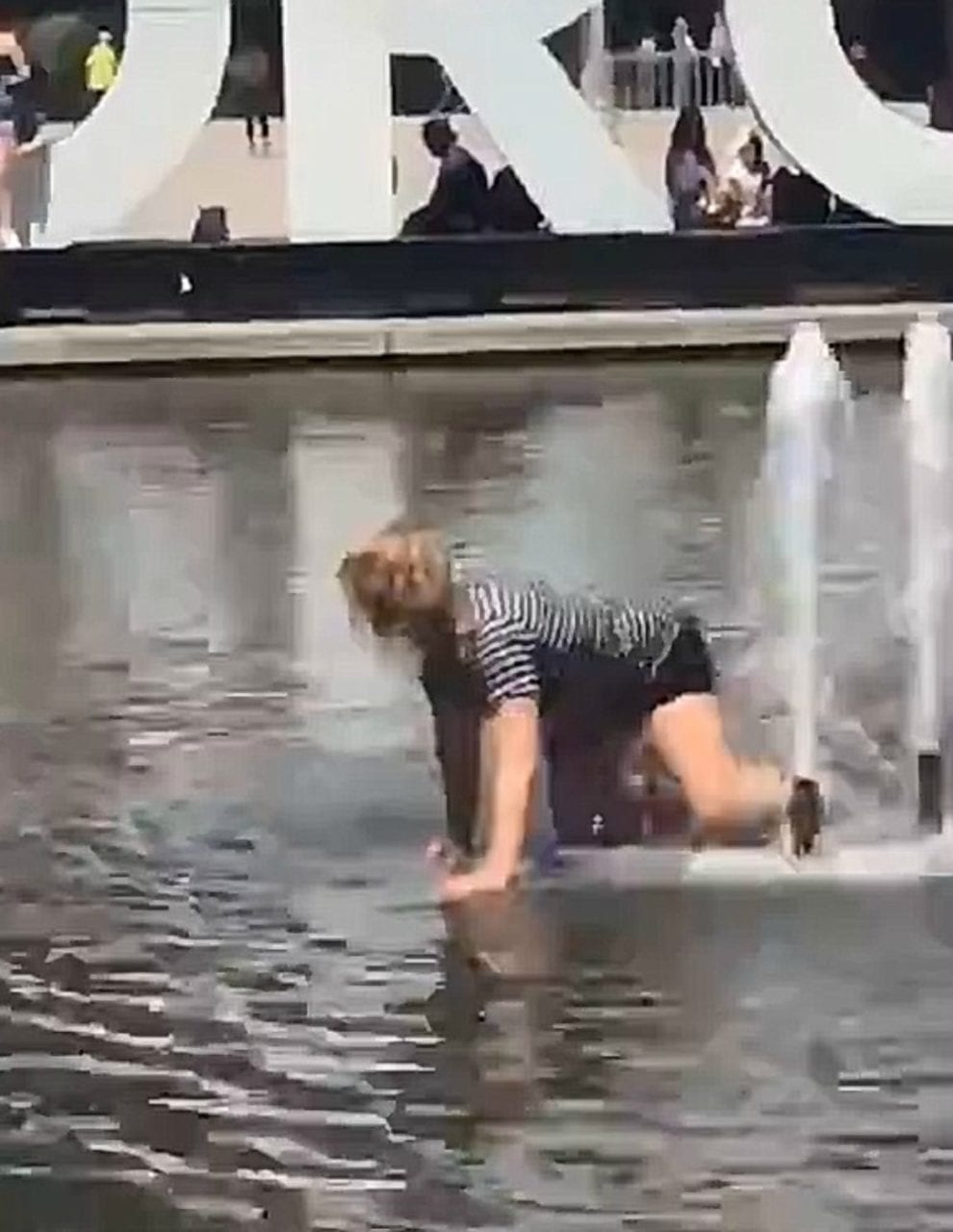 Donna si tuffa nella fontana per soddisfare le proprie voglie [VIDEO]
