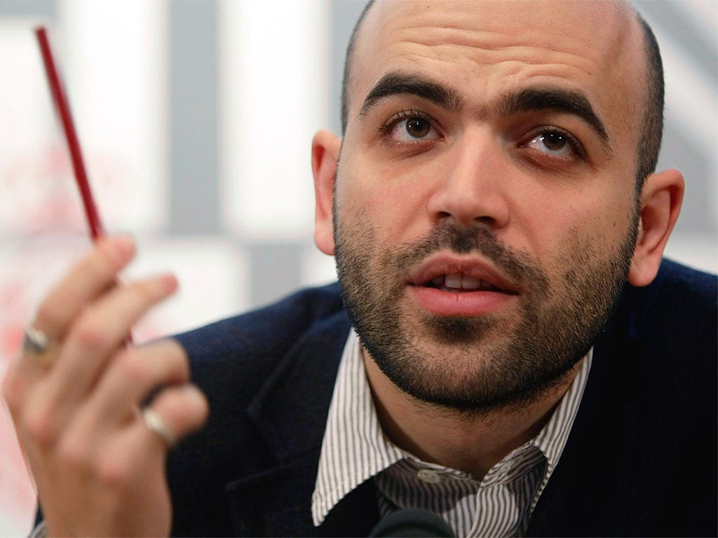 Polemica Roberto Saviano: "C'è gente a Napoli che mi sputa addosso"