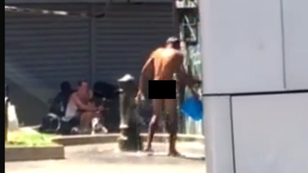 Shock a Roma: uomo completamente nudo si lava in pieno centro [VIDEO]