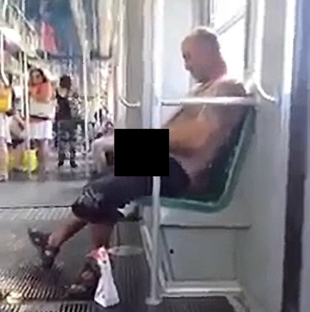 Uomo si masturba in metro davanti a tutti, passeggeri sotto shock [VIDEO]