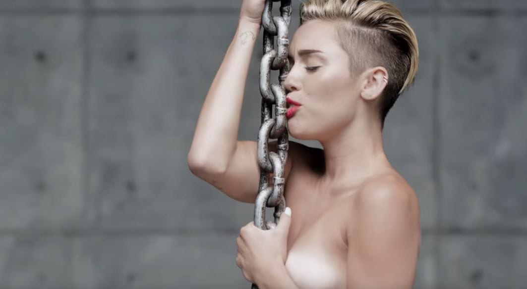 Miley Cyrus hackerata: nuova foto nuda fa il giro del web