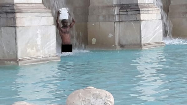 Altro che "La grande Bellezza": uomo nudo fa il bagno nel Fontanaccio del Gianicolo