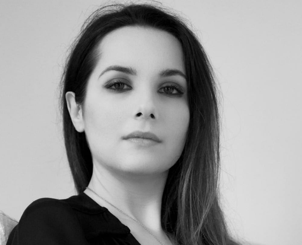 Donna si masturba per strada a Roma: Melissa P. pubblica il video, polemica sui social