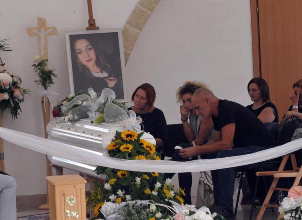 Noemi Durini, l'appello della mamma ai funerali: "L'odio porta solo violenza" [VIDEO]
