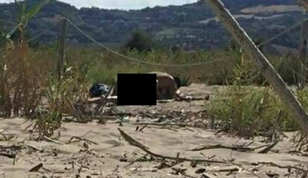 Coppia beccata a fare sesso in spiaggia: la foto scandalosa finisce sui social, scoppia la polemica