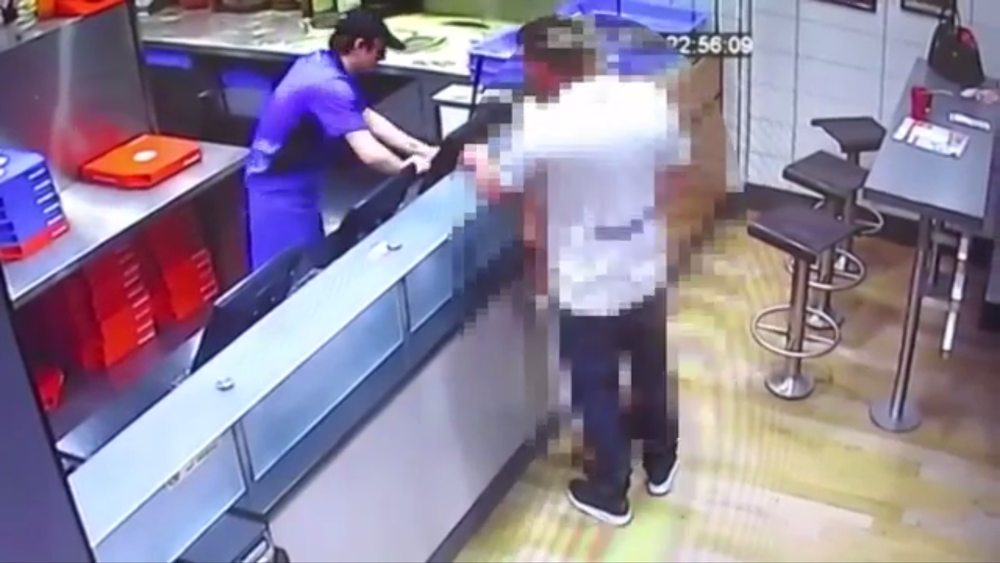 Sesso in pizzeria davanti a tutti, dipendenti sotto shock: la coppia finisce in carcere [VIDEO]