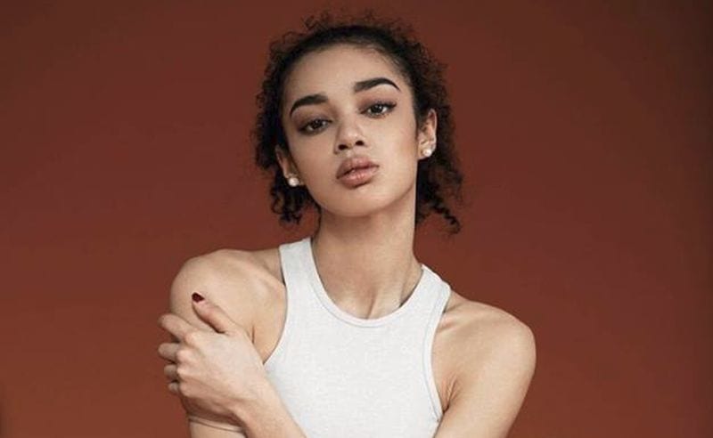 Striscia la Notizia, insulti razzisti alla nuova Velina Mikaela Neaze Silva [VIDEO]