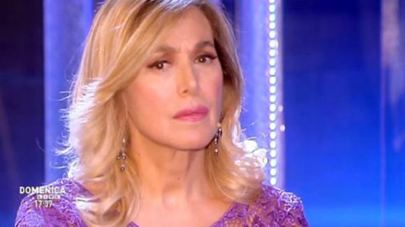 Rissa sfiorata a Domenica Live: Barbara D'Urso è costretta ad intervenire [VIDEO]