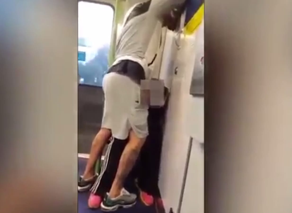 Sesso orale in treno: coppia si intrattiene durante il viaggio, sotto shock i pendolari [VIDEO]