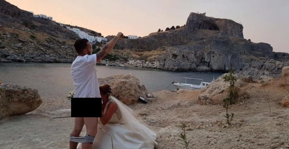 Sesso orale nelle foto dell'album di nozze: tutti contro gli sposi, scoppia la polemica [FOTO]