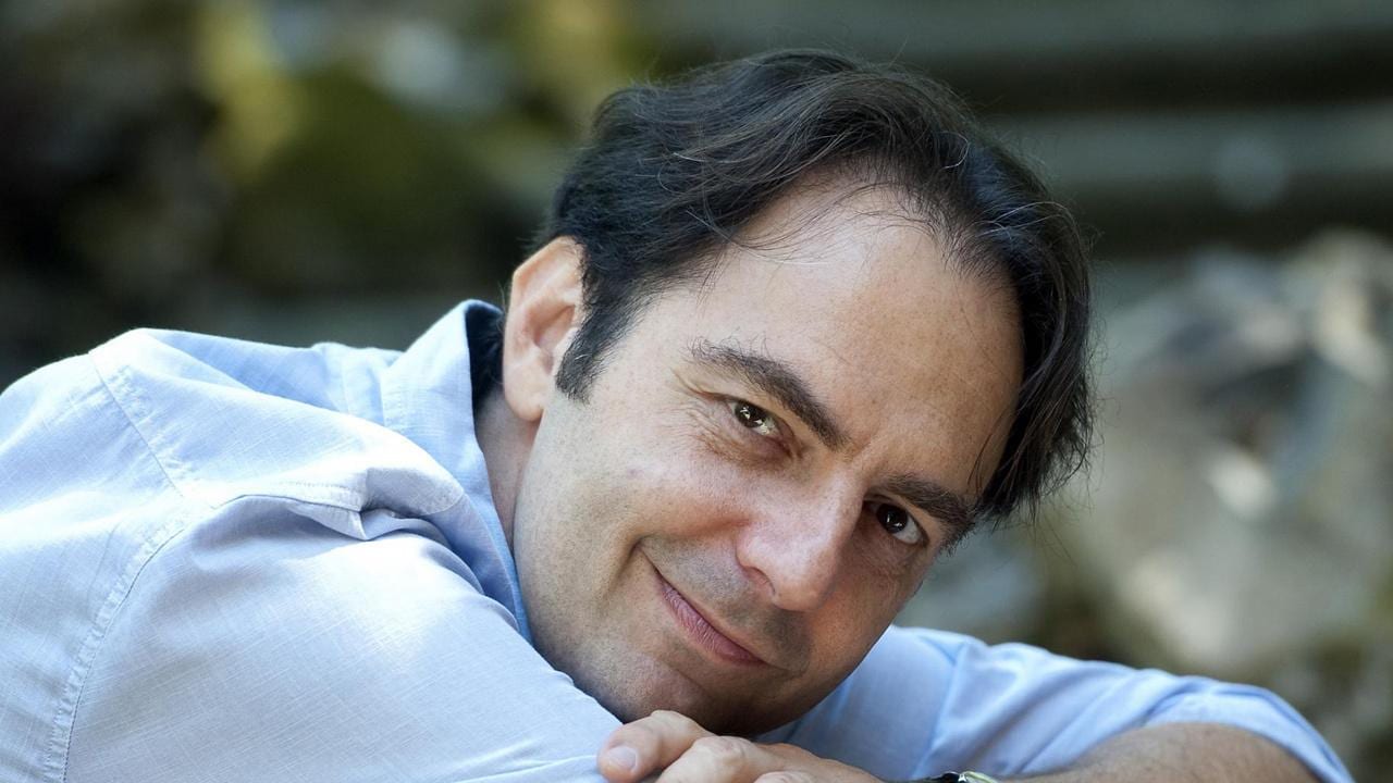 Neri Marcorè: la vita e i successi del comico marchigiano