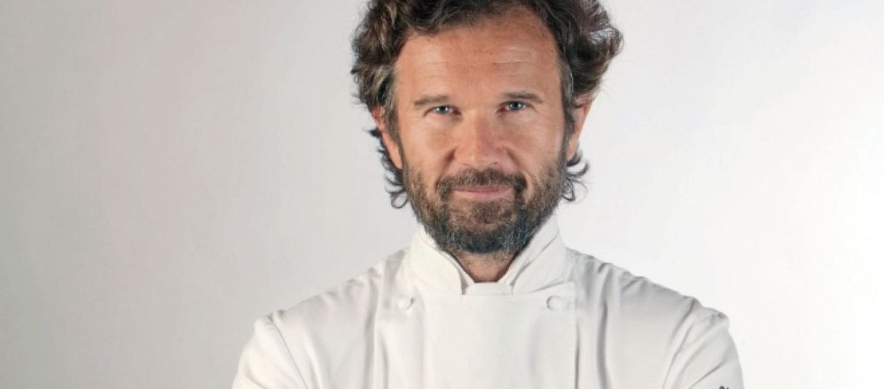 Carlo Cracco perde una stella Michelin, ma guadagna un tapiro d'oro [VIDEO]