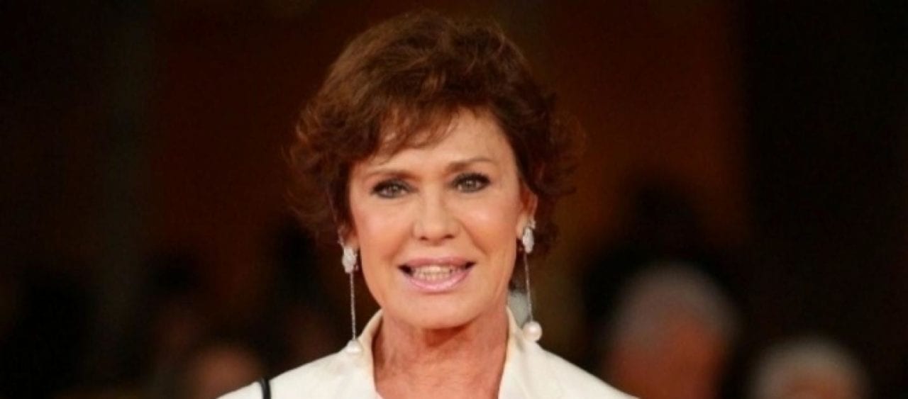 Corinne Clery spogliarello hot in piscina al GFVip [VIDEO]