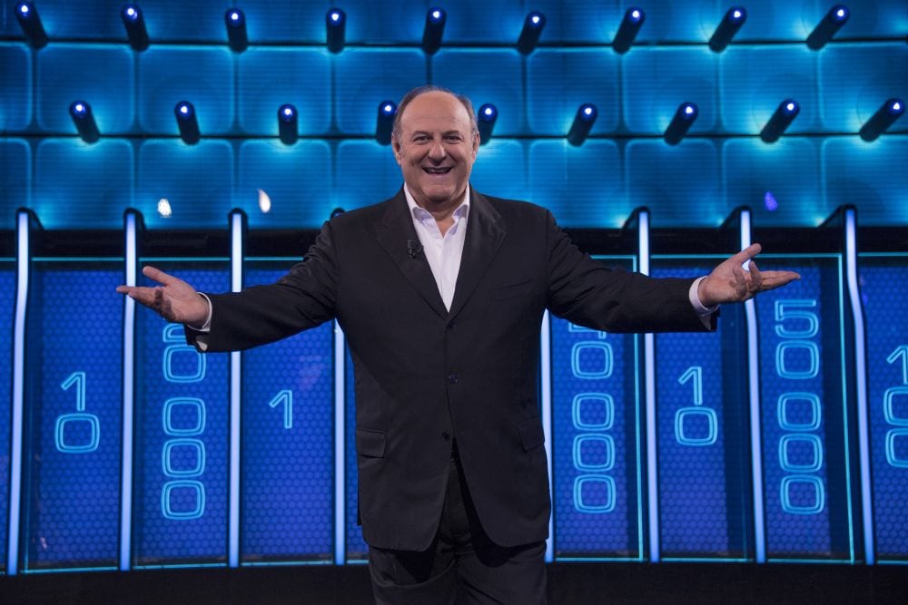 Gocce di Gossip: nuovo programma per Gerry Scotti, flirt tra Luca Martin e Valentina Pegorer...