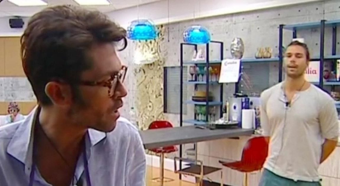Raffaello Tonon in bagno: lo scherzo shock di Luca Onestini [VIDEO]