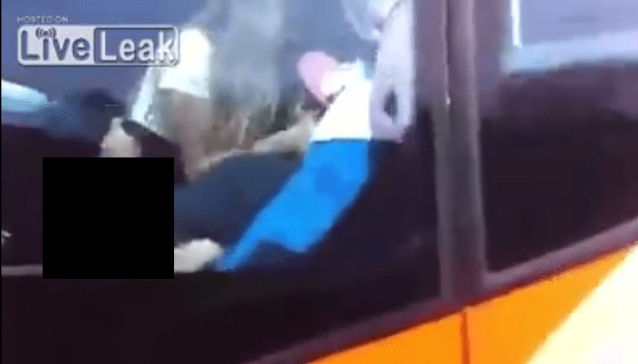Coppia beccata mentre fa sesso all'interno dell’autobus: increduli gli automobilisti [VIDEO]