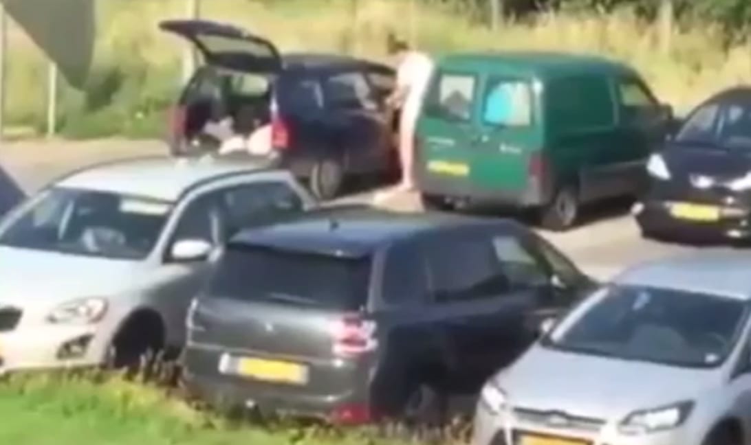 Sesso in pubblico in pieno giorno: ecco cosa combina una coppia davanti alle telecamere di sorveglianza [VIDEO]