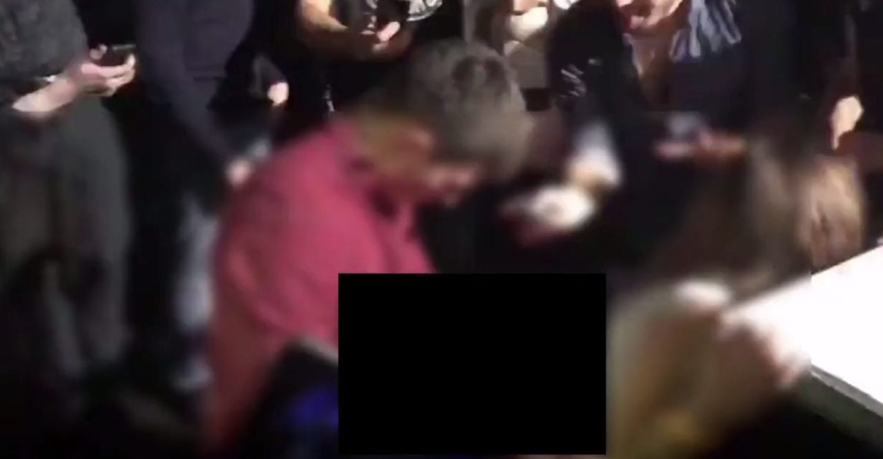Coppia fa sesso in discoteca senza vergogna: la reazione shock della folla [VIDEO]