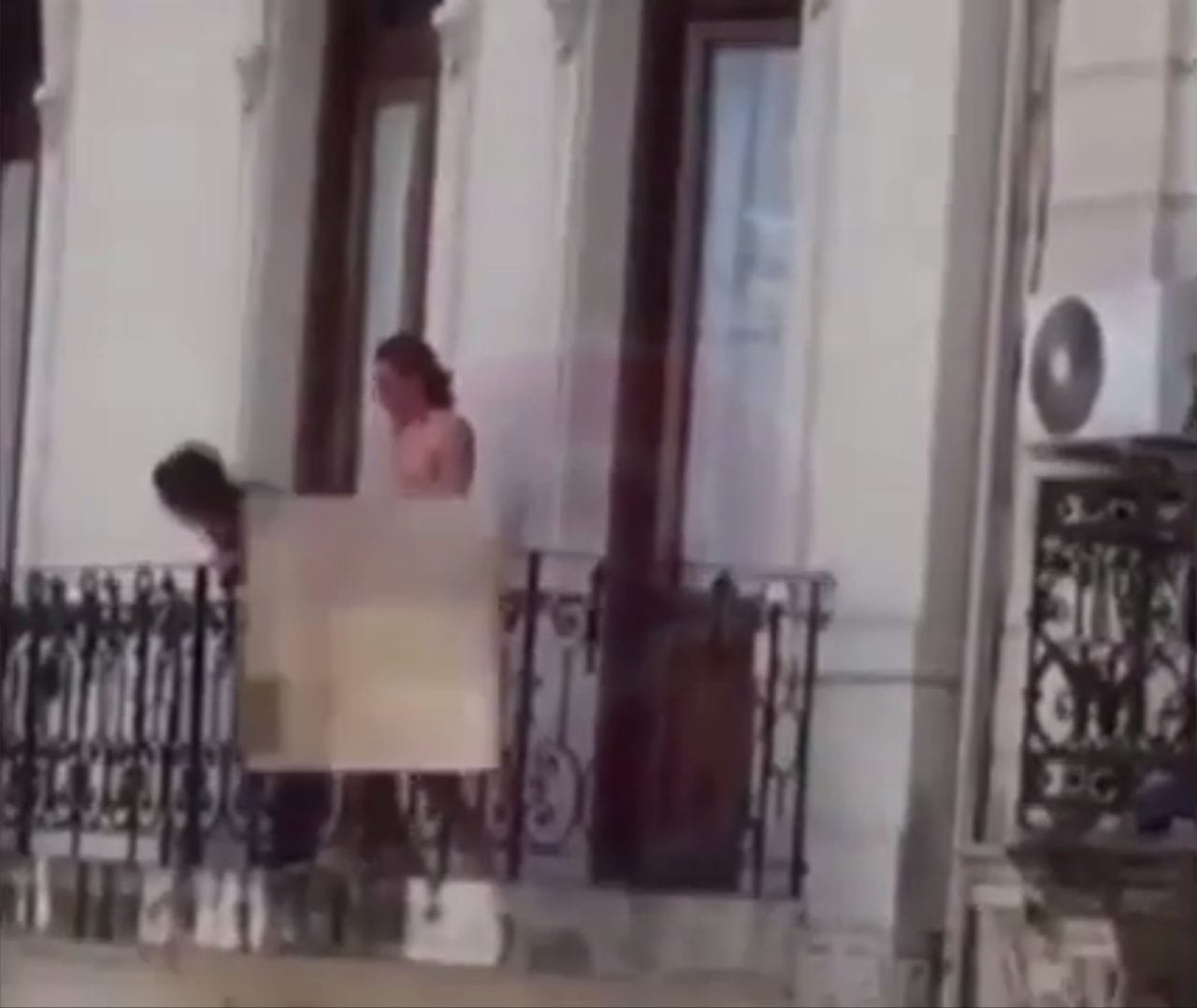Coppia focosa fa sesso in balcone: la reazione dei passanti lascia tutti a bocca aperta [VIDEO]